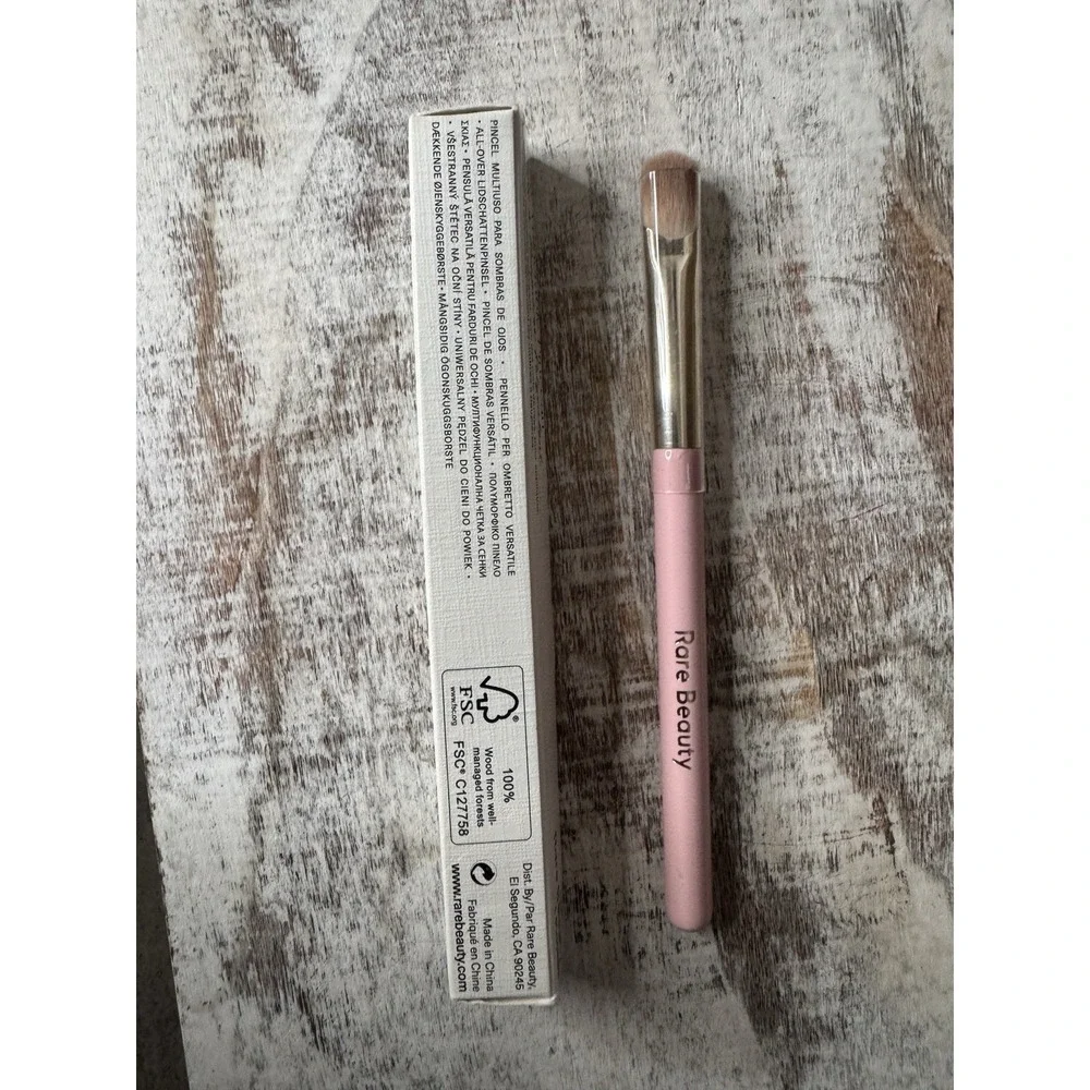 Rare‎ Beauty Stay Vulnerable All-Over Eyeshadow Brush (NIB) · Selena Gomez $18
